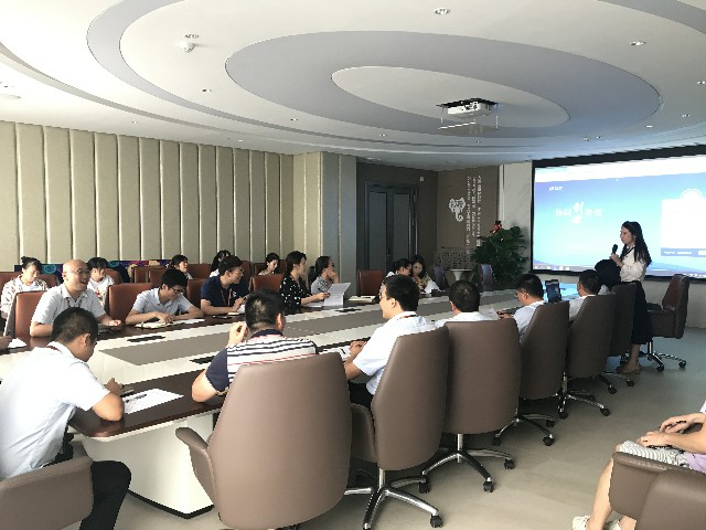 “精進不休，提高效率”德利豐家居終端櫥柜上